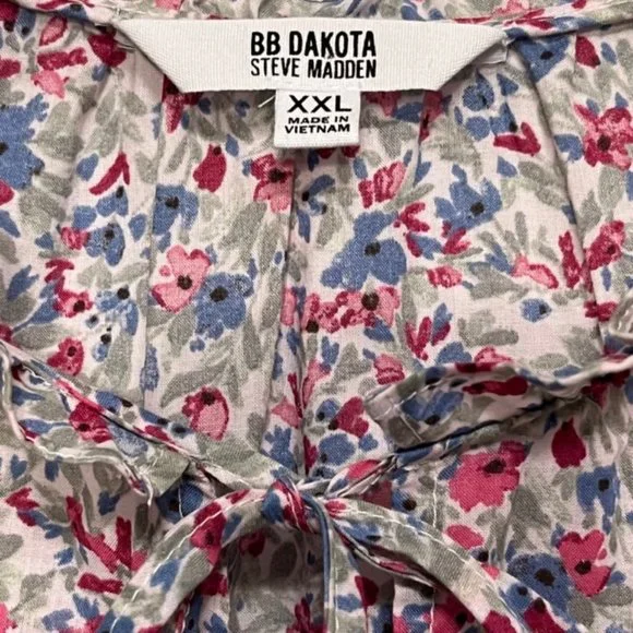 BB DAKOTA By STEVE MADDEN TOP Dark Floral Fluttery Cap Sleeve Top NWT - Picture 4 of 10